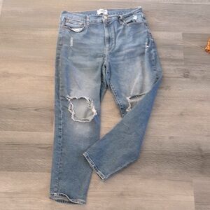 Denizen Levi’s - Mom Jeans 👖 Relaxed Fit, Distressed Jeans Size: 32Wx